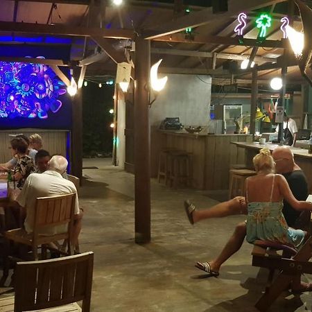 Adeng-Adeng Bungalows ギリ島 エクステリア 写真