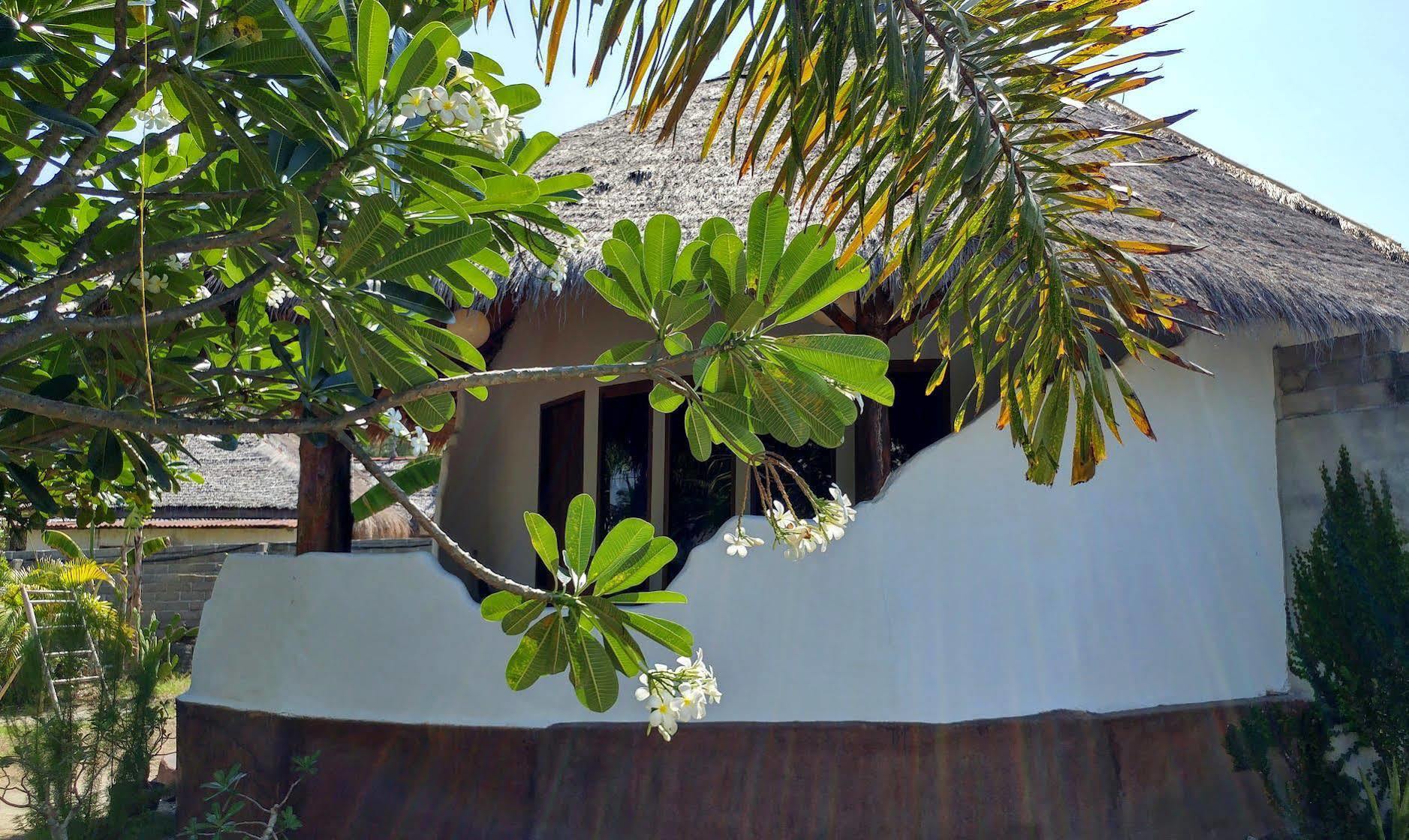 Adeng-Adeng Bungalows ギリ島 エクステリア 写真